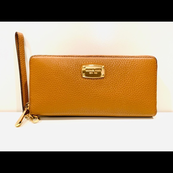 Michael Kors Handbags - Michael Kors Jet Set Wallet Wristlet